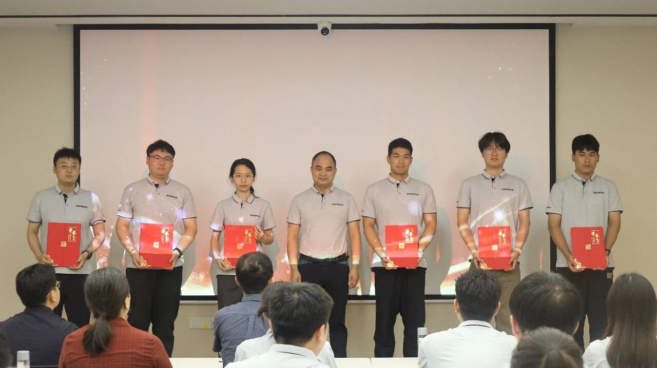 雷神光电技术研究院举办郑州市级博士后创新实践基地揭牌暨郑州大学2026年研究生暑期实践开班仪式