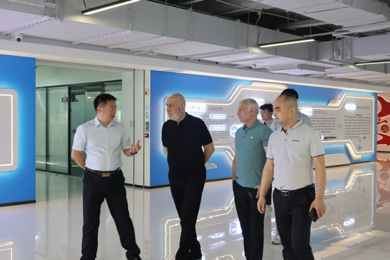 俄罗斯客户代表团到访雷神研究院 共探合作新机遇