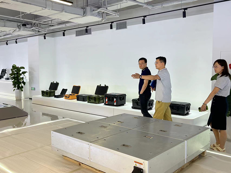 郑州中原科技城管委会招商服务局张旭副局长一行调研雷神研究院