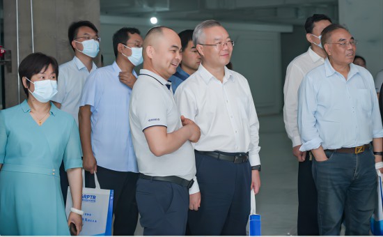 河南省建设教育协会高校教育委员会代表团到雷神研究院参观交流