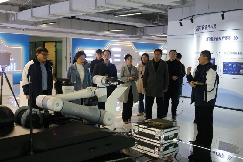 郑州轻工业大学电子信息学院姜利英院长一行莅临雷神研究院参观交流