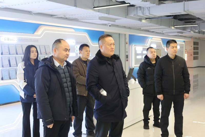 新疆和田地区和安县委副书记、常务副县长王献忠一行莅临雷神研究院调研指导